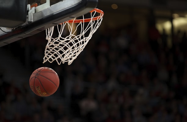 NBA总决赛关键战役：球员篮下激烈拼抢的瞬间